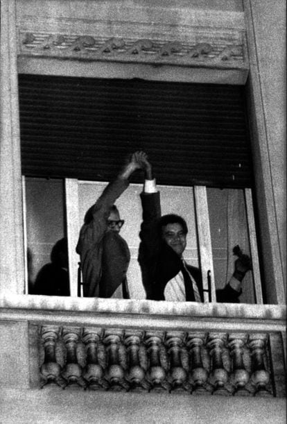 Esta es quizás la foto más famosa de Felipe González y Alfonso Guerra. Sucedió la noche del 28 de octubre de 1982, fecha de la mayor victoria lograda por un partido político en la Democracia (el PSOE obtuvo 202 escaños). Ambos salieron a una ventana del hotel Palace de Madrid, junto al Congreso de los Diputados, para celebrarlo.