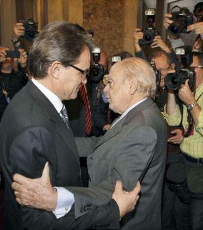 Artur Mas es felicitado por Jordi Pujol tras su reelecci&oacute;n como presidente de la Generalitat.