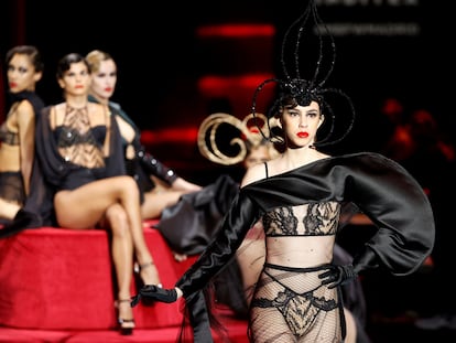 Modelos de Andrés Sardá, la firma que ha abierto este jueves la Semana de la Moda de Madrid.