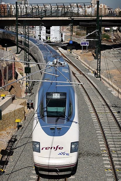Un tren AVE hace su entrada en Valencia.