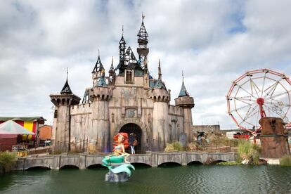 El castillo de Dismaland, el parque temático efímero que abrió Banksy en 2015 en Weston super-Mare (Reino Unido).