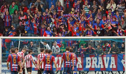 Los aficionados del Eibar animan a su equipo durante el partido contra el Athletic 