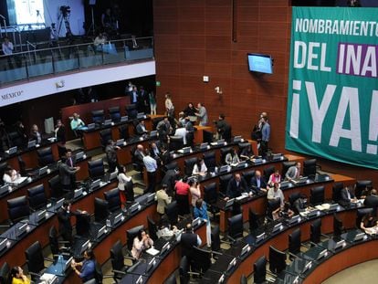 Una manta exigiendo el nombramiento de funcionarios del INAI, durante una sesión en la Cámara de Senadores, el pasado 13 de abril.