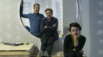 El artista Jordi Colomer ( centro), junto a Carolina Olivares y Eduard Escoffet, en el nuevo espacio La Infinita, en L'Hospitalet de Llobregat.