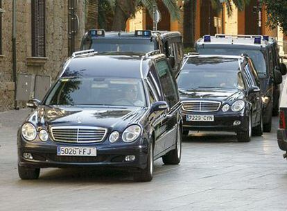 Los coches fúnebres con los restos mortales de los guardias civiles Carlos Sáenz de Tejada y Diego Salvá Lezaún, asesinados por ETA en Calvià, Mallorca.