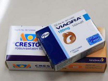 Una caja del f&aacute;rmaco Crestor (rosuvastatin)desarrollado por AstraZeneca y un envase de Viagra, de Pfizer.