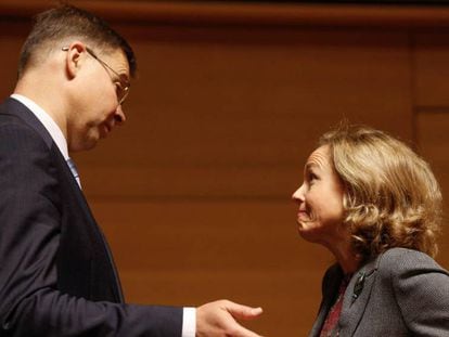 La ministra Nadia Calviño habla con el vicepresidente de la Comisión Europea, Valdis Dombrovskis.