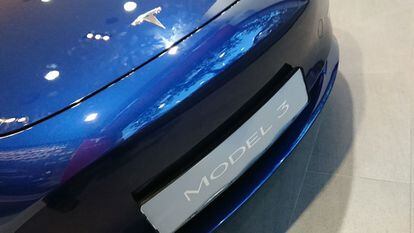 Los vehículos eléctricos no necesitan de una parrilla frontal para refrigerarse, y el Tesla Model 3 presume de ello con un frontal completamente opaco. Desmarcándose así del diseño de los Model X y Model S que dibujaban una tímida parrilla frontal.
