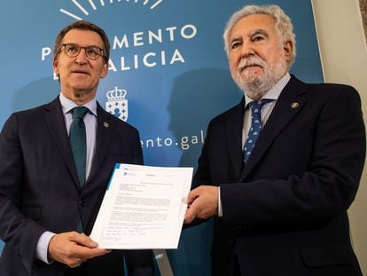 El presidente de la Xunta, Alberto Núñez Feijóo (a la izquierda) presenta este viernes su renuncia al presidente del Parlamento de Galicia, Miguel Santalices, en Santiago de Compostela.