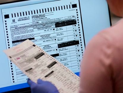 Una trabajadora electoral del condado de Maricopa (Arizona) verifica una papeleta en una pantalla.