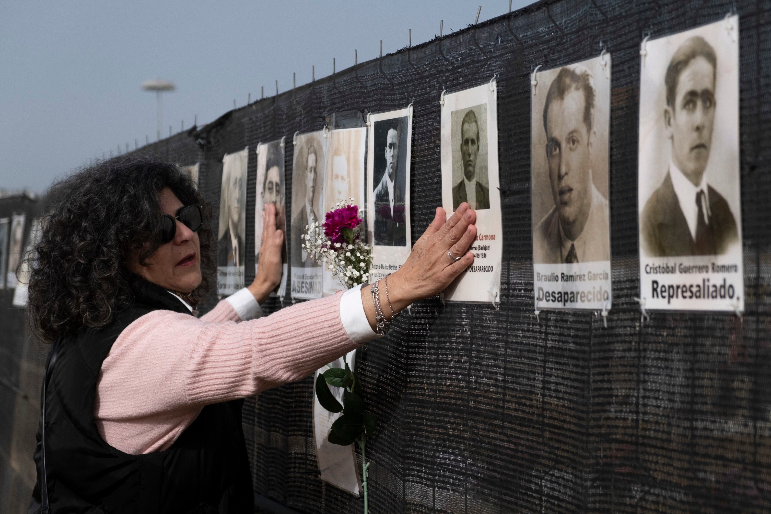 Rogelia Beltrán, nieta de un represaliado, junto a varias fotografías de desaparecidos.