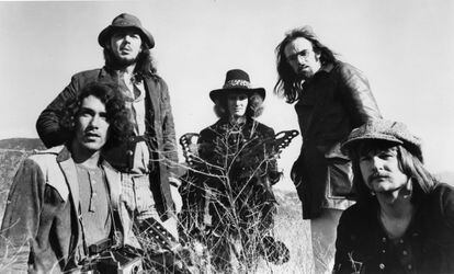 El grupo Iron Butterfly posa en un retrato publicitario a mediados de los años setenta.