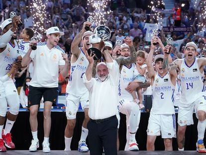 Pablo Laso celebra con sus jugadores del Real Madrid la victoria en el Campeonato de la Liga Endesa ACB el pasado 19 de junio.