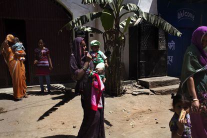 Varias mujeres se llevan a sus niños de una charla para madres con bebés realizada por la organización MAMTA en una barriada pobre en el norte de Delhi. El rápido crecimiento de estos barrios, la alta densidad de población y la falta de recursos económicos inciden en una alta mortalidad maternal e infantil.
