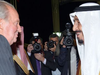 El pr&iacute;ncipe heredero saud&iacute;, Salman bin Abdulaziz, recibe al rey Juan Carlos el pasado 17 de mayo en Yeda.