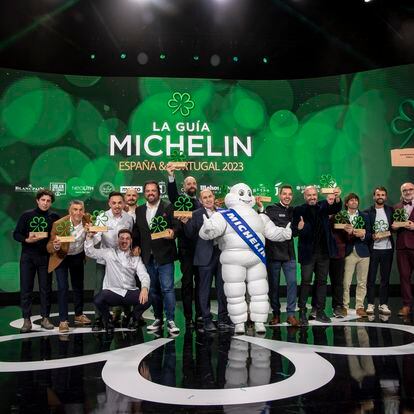 Foto de familia de los cocineros que han conseguido la estrella verde durante la gala de la Guía Michelin 2023, celebrada el 22 de noviembre de 2022 en Toledo.