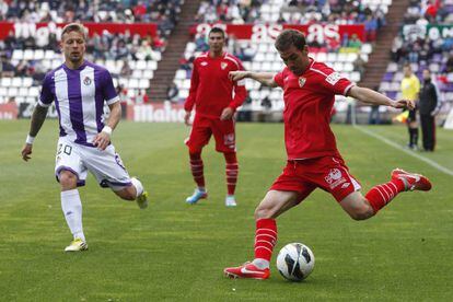 Navarro centra ante Ebert (i) y Reyes (c).