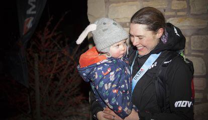 Jasmin Paris, con su hija Rowan, tras terminar la Montane Spine Race.