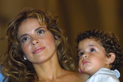 Gloria Trevi con su hijo Ángel Gabriel en Monterrey, en 2004.