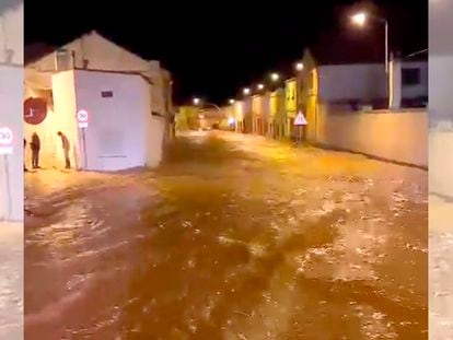 Inundaciones en la localidad de Iniesta (Cuenca), durante la noche de este martes.