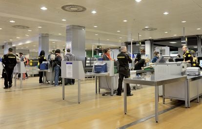Control de seguridad en el aeropuerto Adolfo Suárez Madrid-Barajas. Este es uno de los puntos en los que la presencia de mujeres dedicadas a la seguridad se hace especialmente necesario.