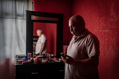 Nicandro Picazo, en la habitación de su hijo Daniel.