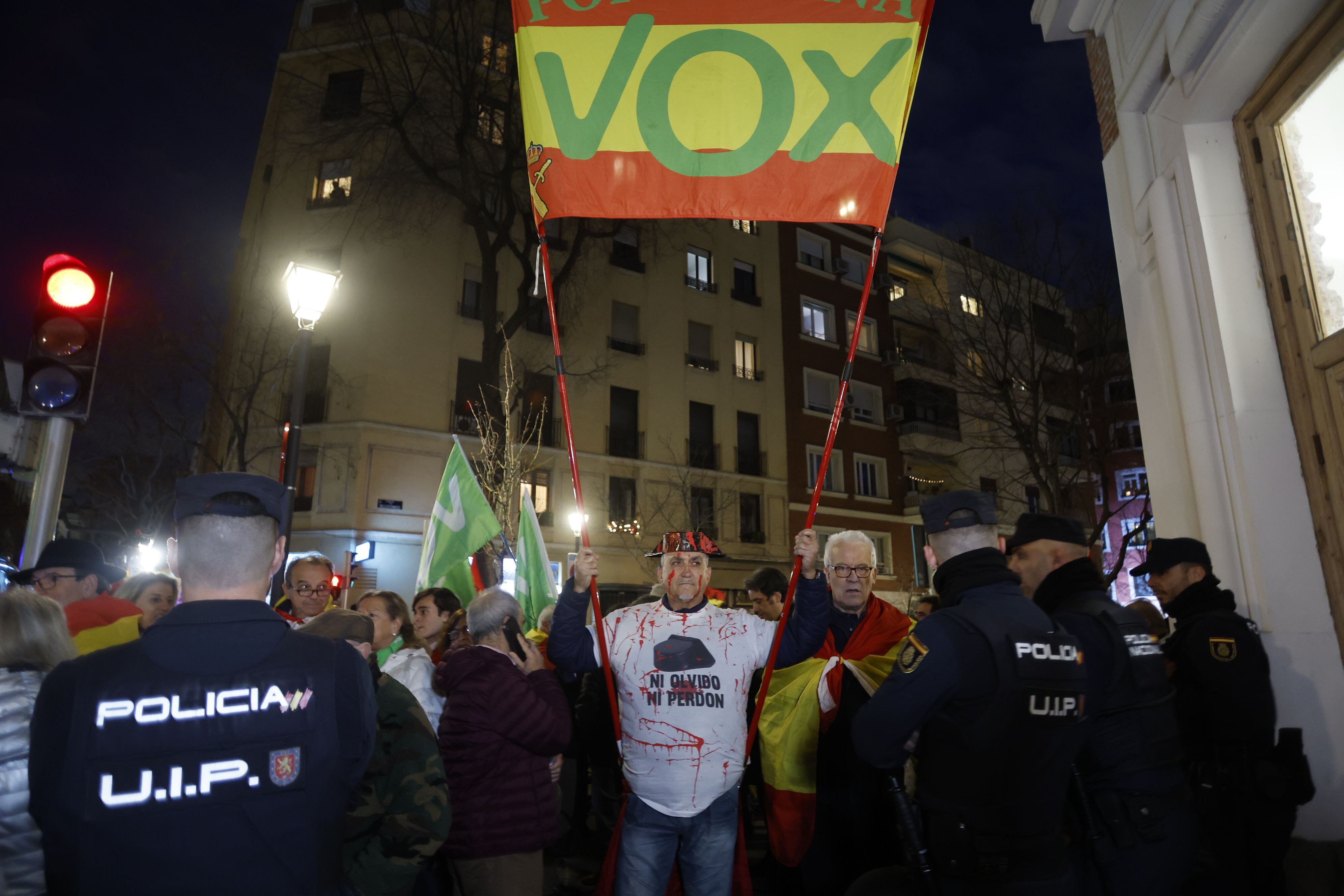 Concentración frente al Teatro de La Abadía con motivo del estreno de la obra de teatro 'Altsasu' convocada por VOX, este jueves en Madrid.