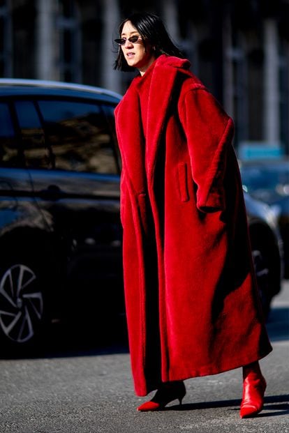 Las frías temperaturas de París han sacado a la calle los abrigos más descomunales que podríamos imaginar. Eva Chen eligió uno de los más vistosos: rojo, peludo, largo y oversize. Lo firma Max Mara.