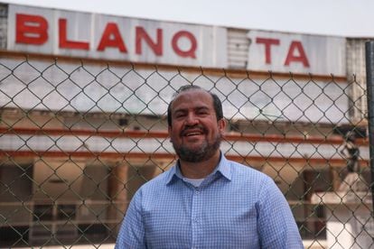 Óscar Blanco González, creador de la cuenta ‘Crónicas de la ciudad perdida’, frente al popular teatro Blanquita, ahora abandonado. 