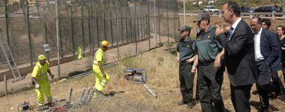 El secretario de Estado de Seguridad, Francisco Mart&iacute;nez, durante la visita del mi&eacute;rcoles al paso fronterizo de Melilla. 