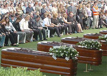 Familiares, amigos y vecinos de los marineros muertos, en el funeral celebrado en Redondela.