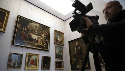 Un cámara filma en una de las salas dedicas a las obras robadas por los nazis durante la Segunda Guerra Mundial.