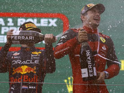 Charles Leclerc y Max Westappen celebran el primer y el segundo puesto, al final del Gran Premio de Austria.
