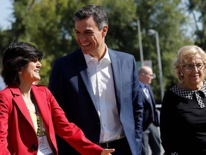 El presidente del Gobierno, Pedro Sánchez, que asiste al South Summit 2018, acompañado por la alcaldesa de Madrid, Manuela Carmena y María Benjumea.
