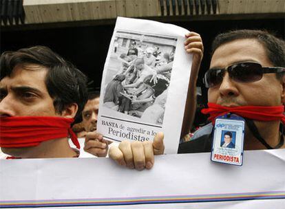 Un grupo de periodistas protesta ayer ante la Fiscalía General en Caracas contra las agresiones de grupos chavistas.