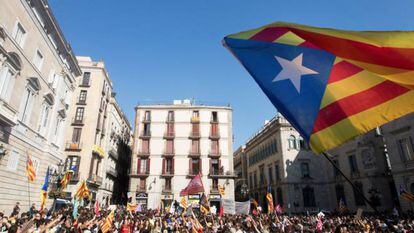 CIENTOS DE ESTUDIANTES CONCENTRAN ANTE EL PALAU DE LA GENERALITAT