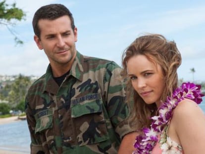 Bradley Cooper y Rachel McAdams en 'Aloha', filme que ha perdido un 29% de lo que costó.