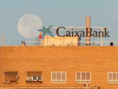 Vista de un cartel publicitario de CaixaBank en Zaragoza este viernes.