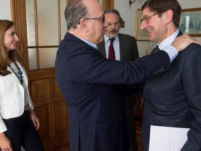 El presidente de la Asociación Española de Banca, José María Roldan, saluda al de Bankia, José Ignacio Goirigolzarri, en un curso de economía en Santander.