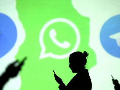 Siluetas de usuarios de móviles sobre los logros de Signal, WhatsApp y Telegram, tres servicios de mensajería instantánea