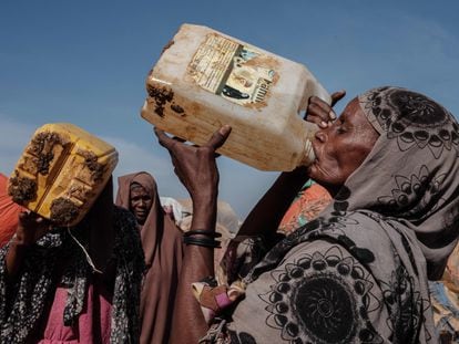 Hawa Mohamed Isack, de 60 años, bebe agua en Muuri, uno de los 500 campamentos para desplazados internos de la ciudad, en Baidoa, Somalia, el pasado 13 de febrero.