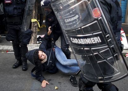Una manifestante cae al suelo tras una carga policial. 