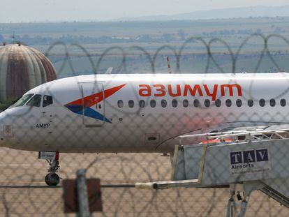 Un avión de pasajeros de la aerolínea rusa Azimuth, en el aeropuerto de Tbilisi (Georgia), este viernes.