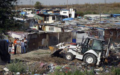 Limpieza en 2011 de un tramo del asentamiento chabolista de la Ca&ntilde;ada Real. 