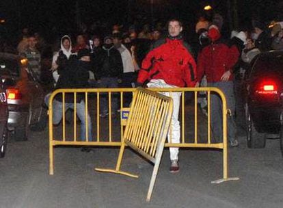 Un grupo de jóvenes increpa a la policía y a los periodistas durante los altercados producidos en las calles de Alcorcón.