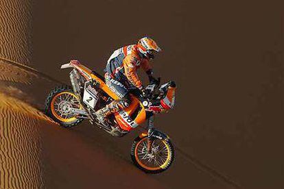 El piloto catalán Marc Coma de KTM durante la cuarta jornada del rally Dakar 2006.