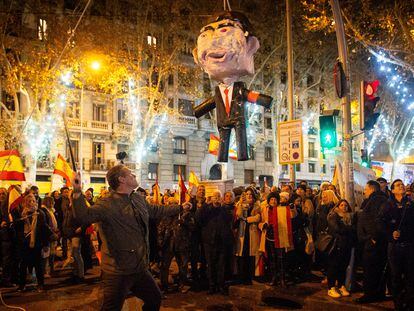 Muñeco con la efigie de Pedro Sánchez durante una protesta en las cercanías de Ferraz, en Madrid, en Nochevieja.