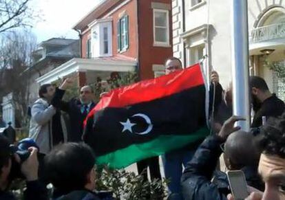 Fotograma del momento en el que el hasta ahora embajador de Libia en EE UU iza la bandera pre-Gadafi.