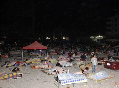 Centenares de personas duermen anoche al raso en la ciudad de Longnan, en la provincia de Gansu (noroeste), después del terremoto.