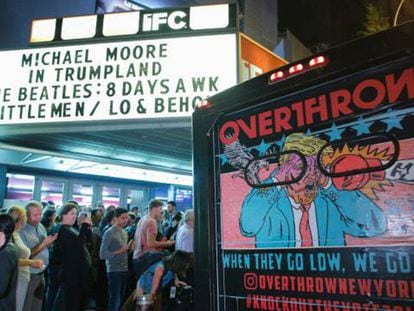 El público aguarda a la entrada del IFC Theater, en Nueva York, para ver el estreno del último documental de Michael Moore, "TrumpLand".